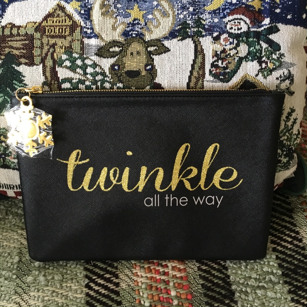 NWOT! 🎄Holiday Cosmetic Bag w/ snowflake zip pull